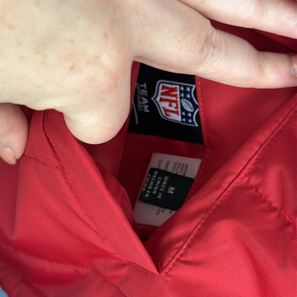 NFL Tampa Bay Buccaneers NWT Women's Red Puffer Fleece Reversible Vest Sz Medium - Picture 6 of 14